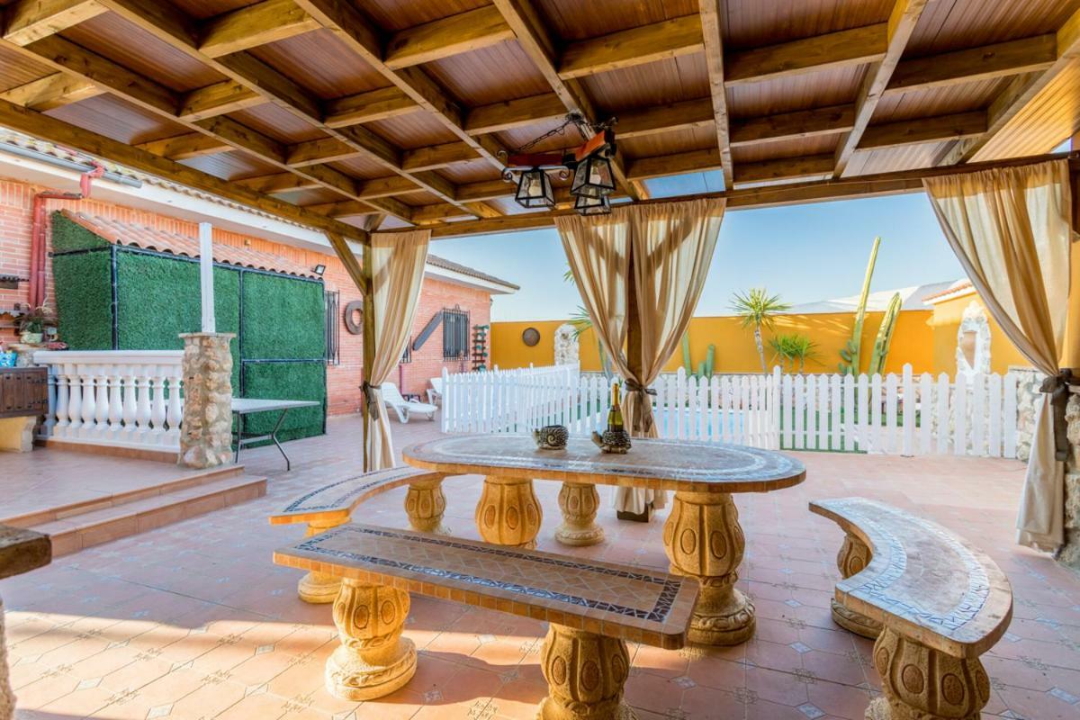 Вілла Casa Ludima Fuentes de Andalucia Екстер'єр фото