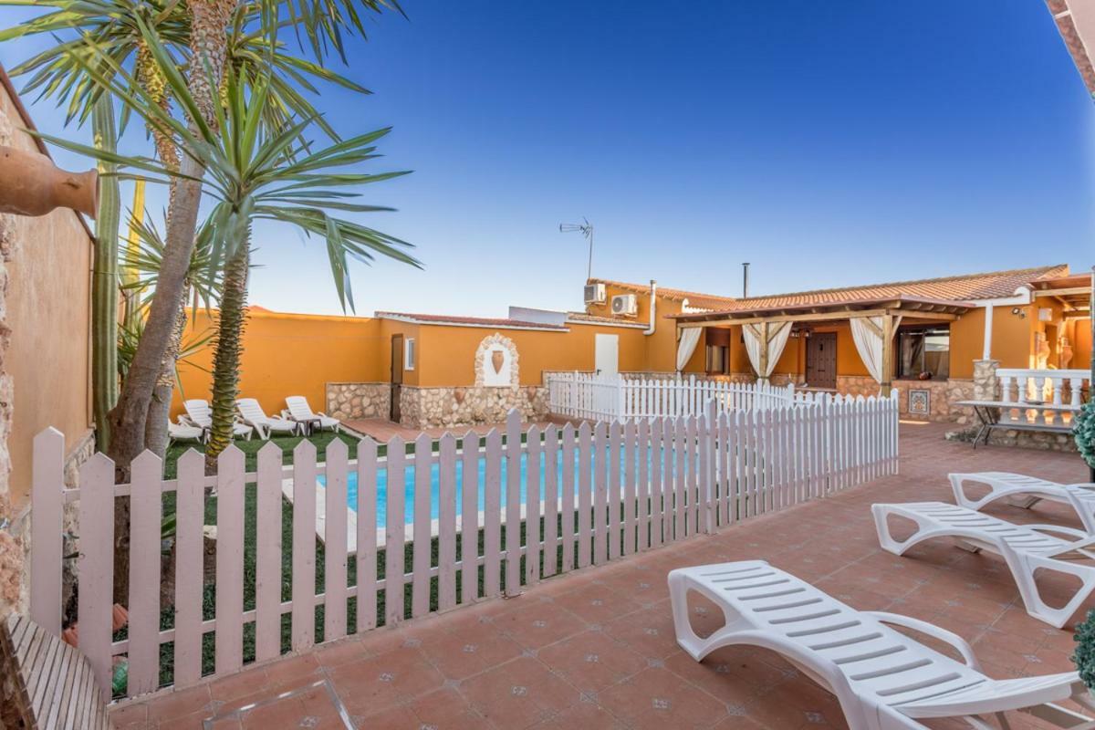 Вілла Casa Ludima Fuentes de Andalucia Екстер'єр фото